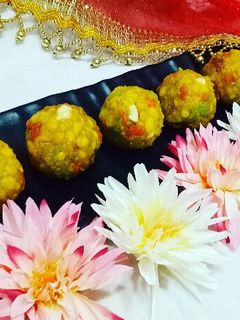 बुंदी लाडू (bundi ladoo recipe in marathi) रेसिपी चे मुख्य फोटो