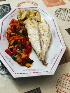 Una foto de Rape con verduras a la provenzal y patatas a las finas hierbas