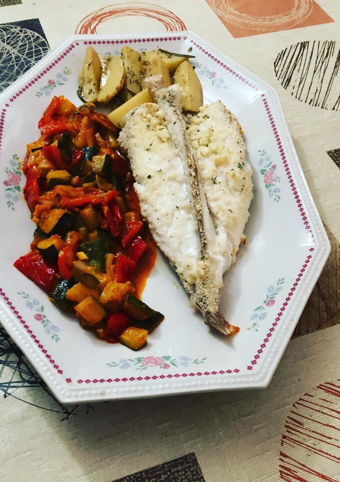 Una foto de Rape con verduras a la provenzal y patatas a las finas hierbas