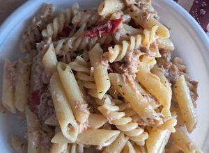 Foto di Pasta tonno e pomodorini(con vino bianco)