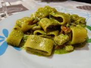Una foto di pasta con pesce spada