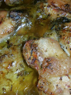 Una foto de Alitas de pollo con salsita al horno🙂🍽