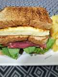 Sándwich de jamón ahumado con espinacas y queso al grill