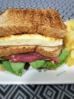 Una foto de Sándwich de jamón ahumado con espinacas y queso al grill
