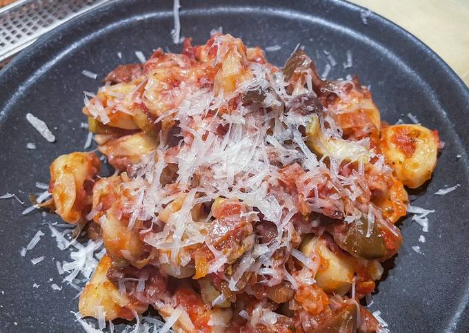 Tortellini mit Tomaten-Oliven-Sauce