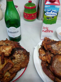 Una foto de Torrijas de leche y de vino blanco