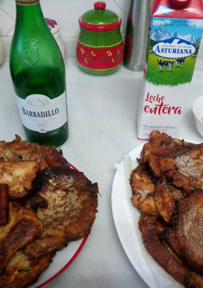 Una foto de Torrijas de leche y de vino blanco