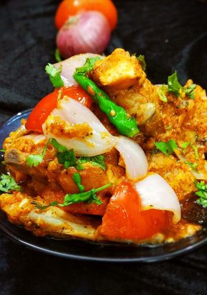A picture of Chicken do pyaza.