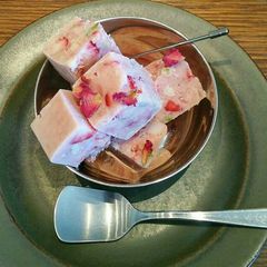 A picture of Rose Icecream.