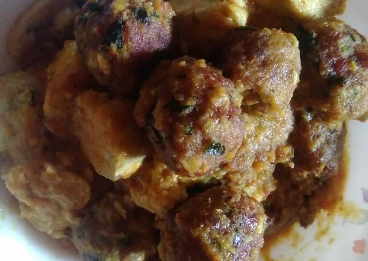 Bola bola daging bumbu kuning