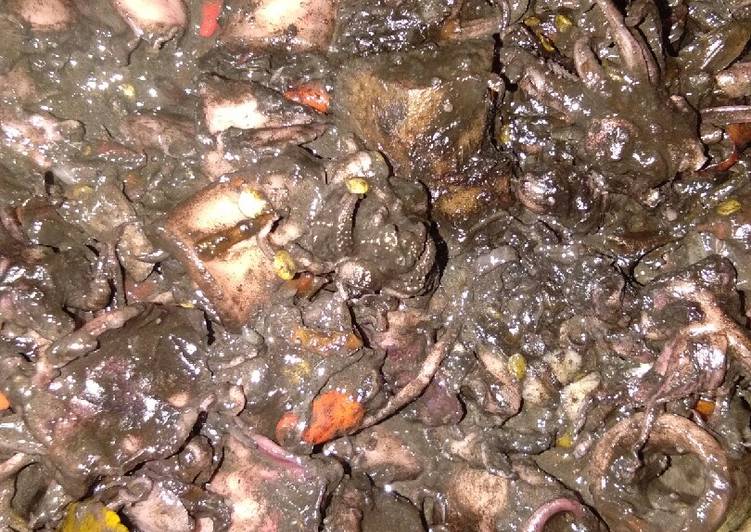 Proses Menyiapkan Cumi bumbu hitam Lezat