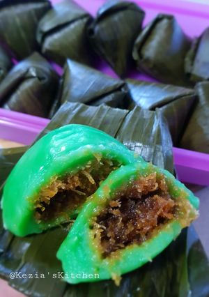 A picture of KUE BUGIS/ KUE MENDUT / KUE LAPET.