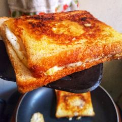 Double toast egg sandwich A picture of Double toast egg sandwich.