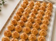 Una foto de postres con nata profiteroles
