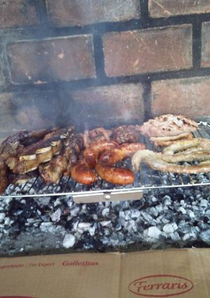 Una foto de Asado de costilla con achuras y chorizos a la parrilla! 😍