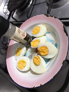 Una foto de Huevos duros a la pimienta