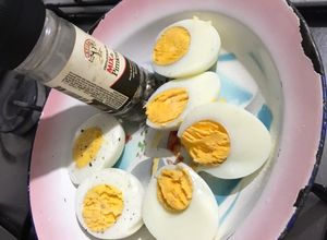 Una foto de Huevos duros a la pimienta
