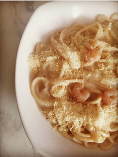 Una foto de Spaghetti con salsa bechamel y camarones
