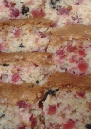 A picture of Tutti fruiti sponge cake.