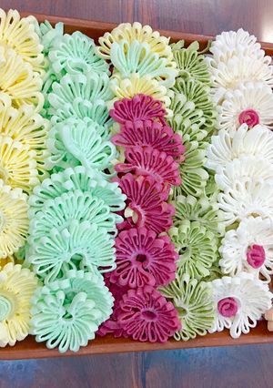 Hình của món Mứt dừa hoa cúc từ màu thiên nhiên.