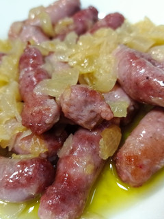 Una foto de Salchichas con cebolla