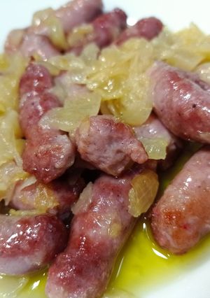 Una foto de Salchichas con cebolla