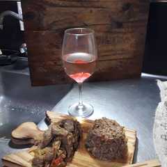 Una foto de Salteado de cerdo con risotto negro