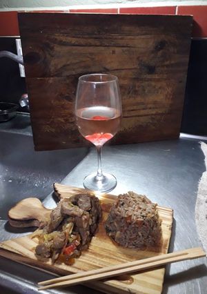 Una foto de Salteado de cerdo con risotto negro