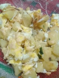 Una foto de Papas con huevo! Con cebolla de verdeo y cheddar