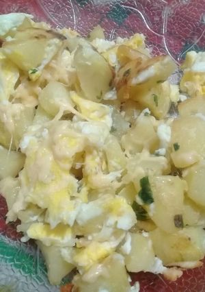 Una foto de Papas con huevo! Con cebolla de verdeo y cheddar