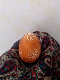 عکسی از دستور تخم مرغ رنگی با پوست پیاز و چاقو