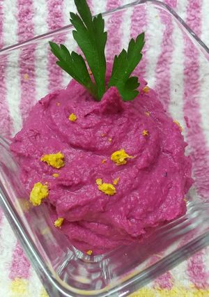Una foto de Hummus de remolacha