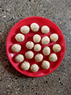 ரவா லட்டு (Rava laddu recipe in tamil) செய்முறை முக்கிய புகைப்படம்