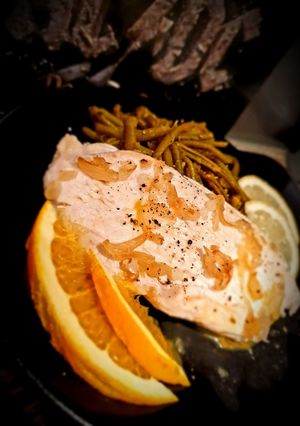 Une photo de Escalope de dinde, haricots verts et sauce aigre douce