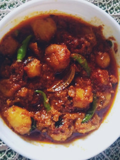 दम आलू (dum aloo recipe in Hindi) रेसिपी मुख्य फोटो