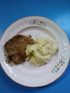 Una foto de Milanesa de nalga con puré de papas