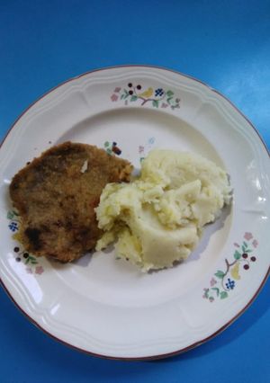 Una foto de Milanesa de nalga con puré de papas