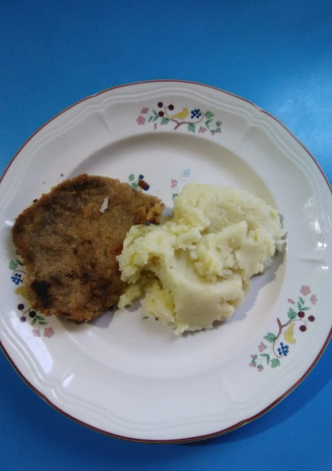 Una foto de Milanesa de nalga con puré de papas