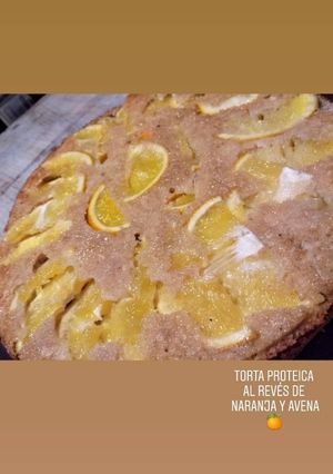 Una foto de Torta proteica al revés de naranja y avena 🍊