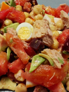 Una foto de Ensalada de garbanzos, tomate y aguacate
