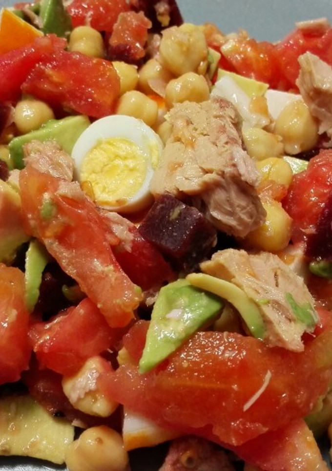Una foto de Ensalada de garbanzos, tomate y aguacate