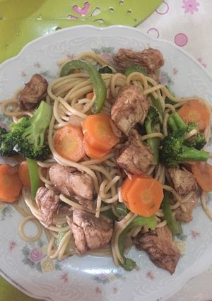Una foto de Fideos chinos con pollo