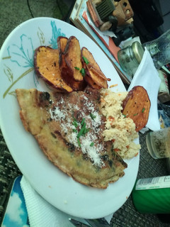 Una foto de Tortilla de Espinacas con Cuscus y Camote frito :P