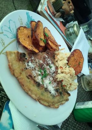 Una foto de Tortilla de Espinacas con Cuscus y Camote frito :P