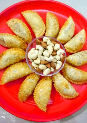 A picture of Traditional mawa      Gujiya.