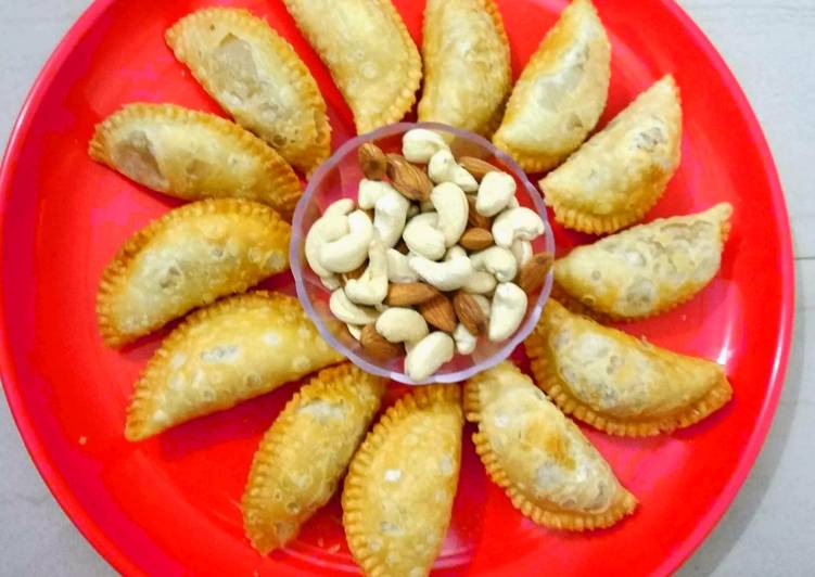 Traditional mawa      Gujiya