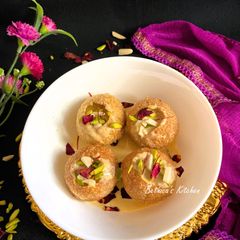 A picture of Oats Kheer Golgappa.