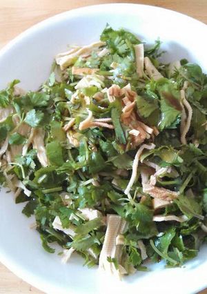 A picture of Cilantro shredded tofu salad 香菜干丝#凉菜##vegan#.