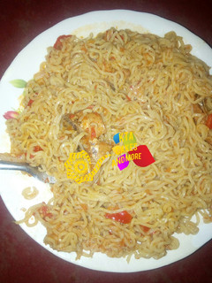 Dafaffiyar indomie d naman kaza ainihin hoton girkin