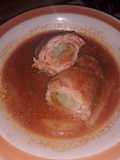 Rollo de carne relleno de verduras y jamón, en salsa de jitomate